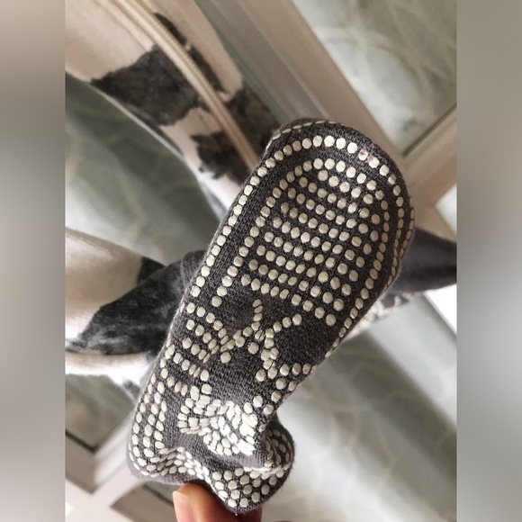 Burt’s Bees size 6-9 months zip-up footie, wolves on creamy white background EUC - Picture 4 of 5